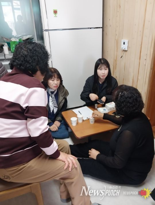 곡성군 희망복지기동서비스단이 관내 어르신 가구를 찾아 건강상담을 진행하고 있다.