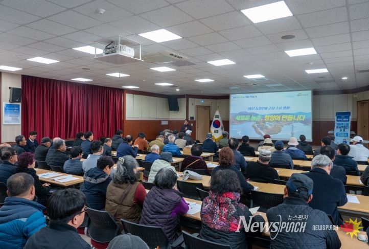 지난 9일 김돈곤 군수가 2026년 농업기술보급 시범사업 대상자로 선정된 농업인들에게 청양군 농정 방향에 대해 설명하고 있다