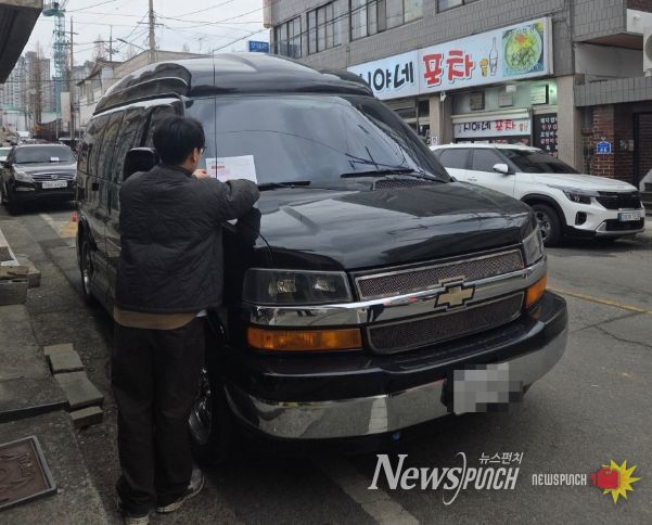 천안시 공무원들이 10일 새벽 아파트와 빌라 밀집 지역을 중심으로 일제 단속을 실시하고 있다.