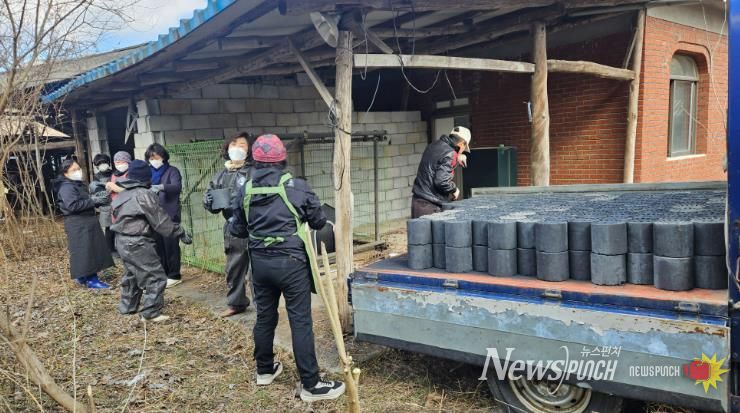 완주군 기초수급 어르신, 연탄 300장 기부