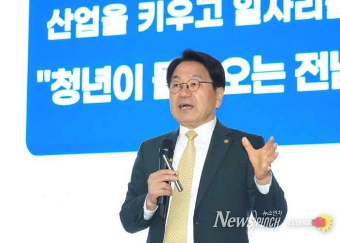 강기정 광주광역시장이 11일 조선대학교 서석홀에서 '광주광역시가 전하는 광주전남 통합특별법 이야기' 행사에 참석해 통합특별시 발전 전략과 통합 이후 변화상에 대해 지역 대학생들과 공감토크를 진행하고 있다. /광주광역시 제공