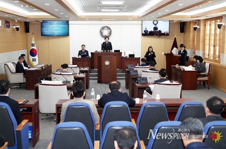 11일 태안군의회 본회의장에서 열린 제320회 태안군의회 임시회 모습.