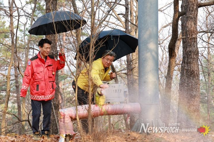 11일 유성구청 관계자가 유성구 산불대응센터와 산불소화시설을 방문해 산불 대응 태세를 점검하고 있다.