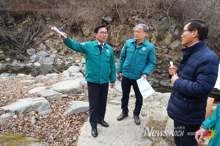 김석필 천안시장 권한대행 부시장이 11일 관계 공무원들과 함께 광덕산 일대 하천을 방문해 불법 점용 시설 및 관리 실태를 점검하고 있다.