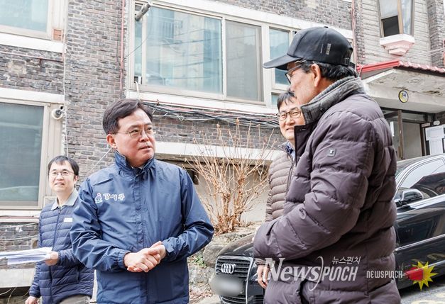 진교훈 서울 강서구청장(왼쪽 두 번째)이 화곡6동 957-1일대 모아타운 현장을 찾아 지역 주민과 대화하고 있다.