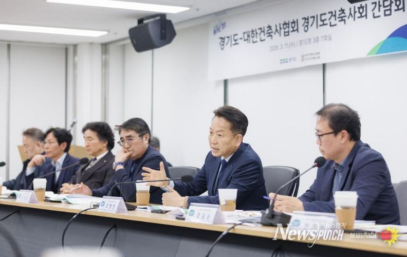 11일 오후 수원특례시 경기도청 기회실에서 개최된 대한건축사협회 경기도건축사회 간담회에서 고영인 경제부지사가 인사말씀을 하고 있다