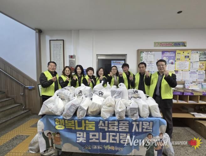 둔포면 행복키움추진단 단원들이 취약계층 가정에 식품꾸러미를 전달하기에 앞서 단체사진을 촬영하고 있다.