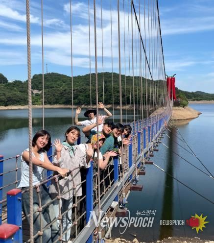 천장호 출렁다리를 찾은 '2025년 한달살기' 참가자들