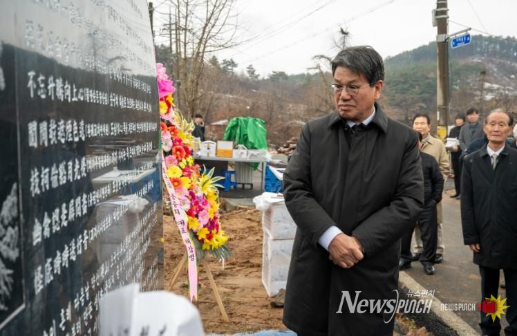 번암 채제공 선생 ‘청송장’ 명시비 제막식 참석자들이 단체 기념촬영을 진행하고 있다.