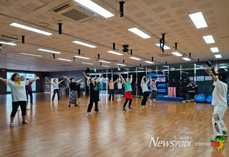 1. 천안시민들이 북부스포츠센터에서 운영 중인 시니어트로트댄스 수업에 참여하고 있다.