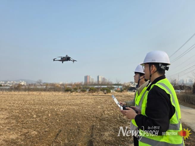 유성구청 직원이 드론을 활용해 개발제한구역 내 불법행위를 단속하고 있다.