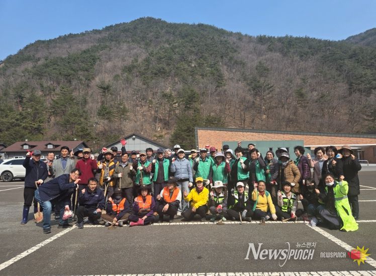 군북면 보곡산골 산벚꽃축제 대비 꽃 심기