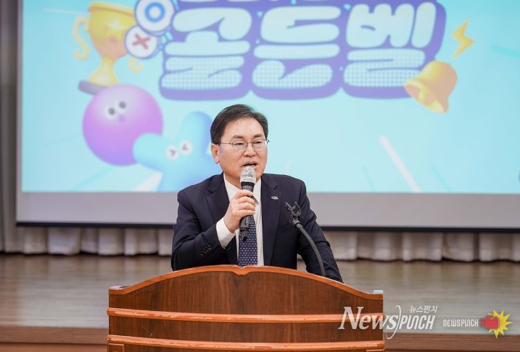 여수시가 공직사회 청렴문화 확산과 반부패 의식 제고를 위해 지난 11일 회의실에서 ‘청백리(청렴한 100인 리더) 골든벨’을 개최했다.