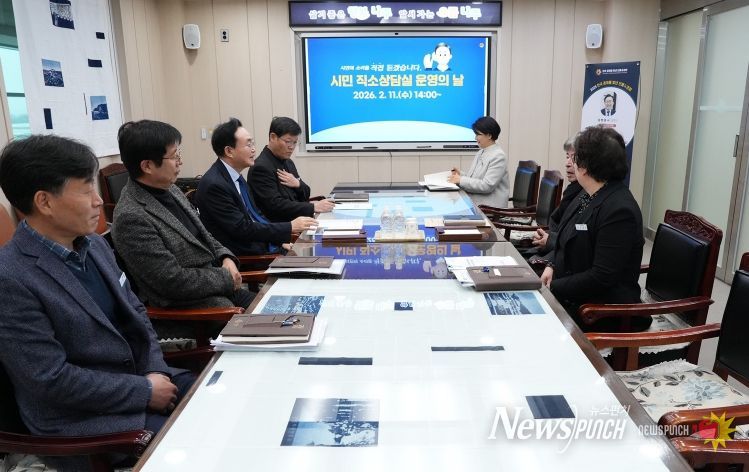 나주시가 매월 1회 운영 중인 시민직소상담실이 시민들로부터 큰 호응을 얻고 있다. 사진은 시민직소상담실 운영 모습.