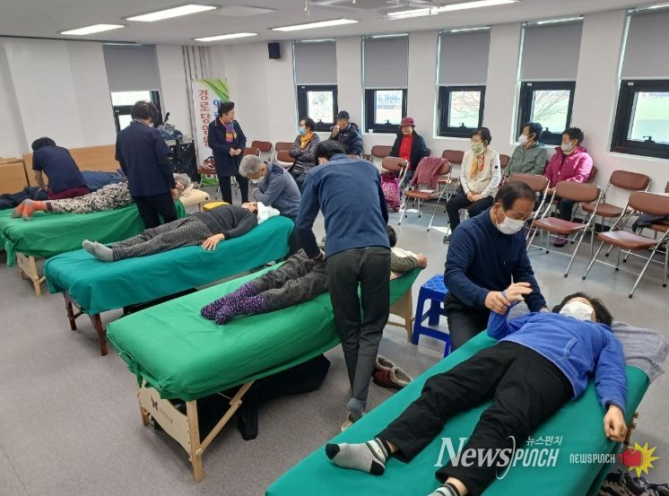 곡성군 어르신들이 전통활법 프로그램에 참여하고 있는 모습
