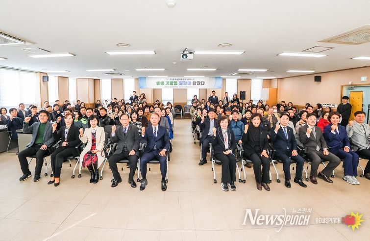 윤환 계양구청장이 12일 효성1동 동방문 행사에서 주민들과 소통하고 있다.