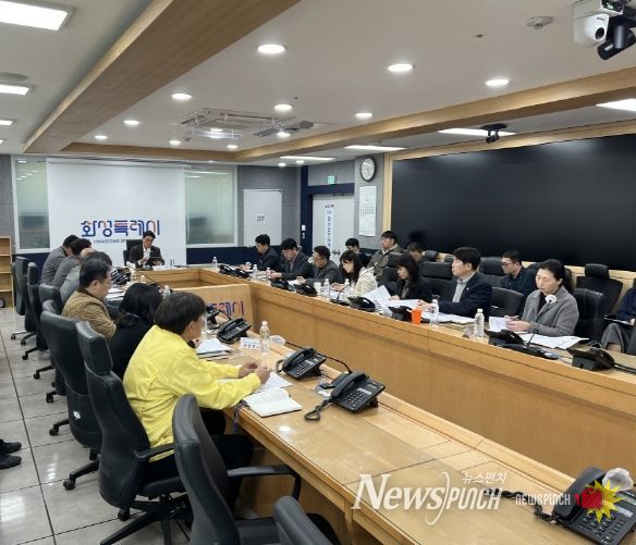 윤성진 화성특례시 제1부시장이 12일 시청 재난상황실에서 하천계곡 불법 점용시설 일괄 점검 회의를 주재하고 있다.