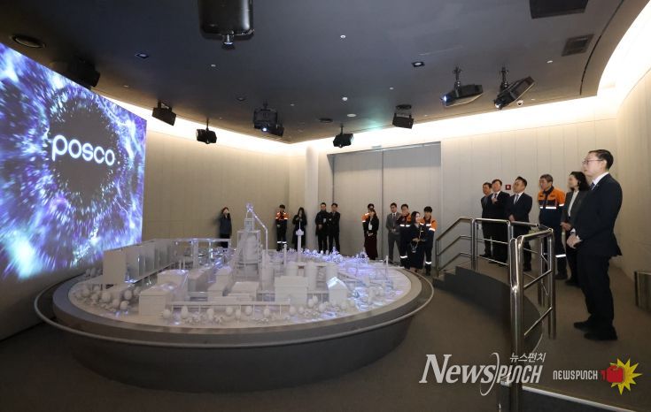 이명구 관세청장(오른쪽 첫 번째)이 12일 포스코 포항제철소를 방문하여 홍보영상을 시청하고 있다.