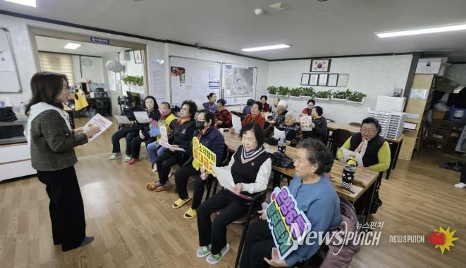 이순주 온양6동장이 마을회관을 방문해 어르신들과 함께 산불 예방 홍보 활동을 진행하고 있다.