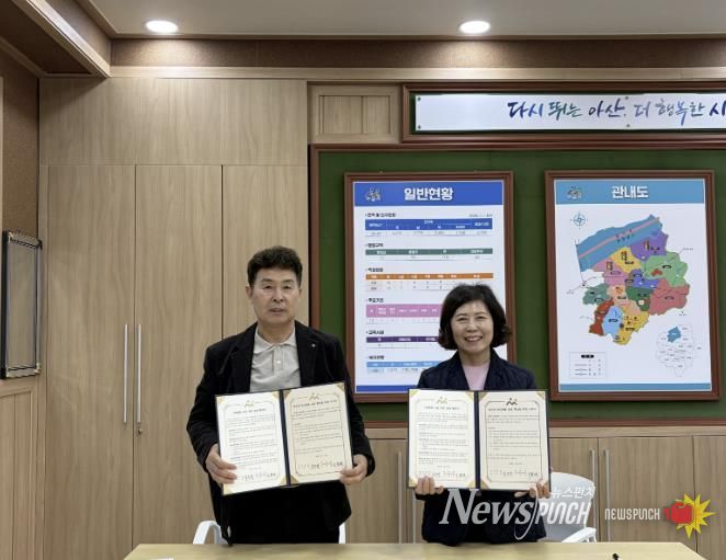 아산시 영인면과 영인면 이장협의회가 'STOP 1회용, START 다회용' 캠페인을 진행하고 1회용품 저감 실천 협약을 체결하고 있다.