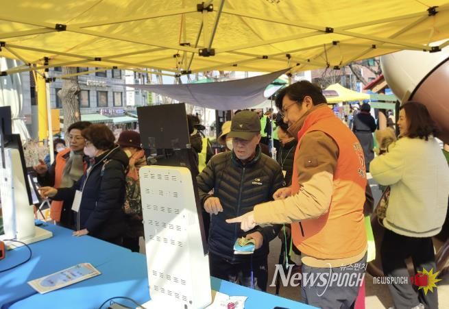 남현동 치매안심노리터에 참여한 어르신이 키오스크 사용을 체험하고 있다