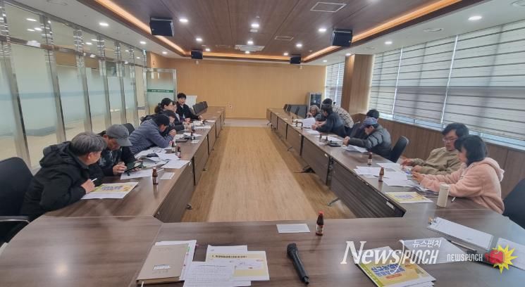 지난 12일 2026년 선도농가 현장실습 교육에서 선도농가와 신규 귀농인이 매칭되어 교육을 진행하고 있다.