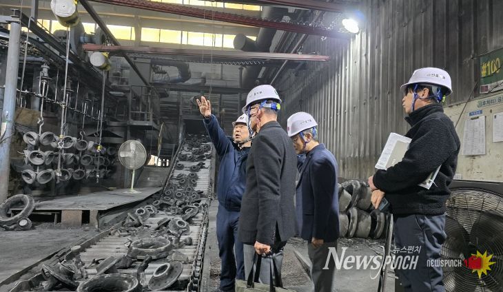 전북형 스마트 제조혁신 프로젝트 일환 삼성전자 출신 전문 멘토들의 현장 밀착 상담 모습
