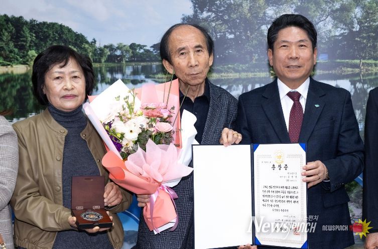 제천시, 6.25전쟁 참전용사 고(故) 김병성 유족에 무공훈장 전수