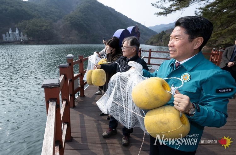 제천 비룡담저수지 공어 수정란 이식 행사