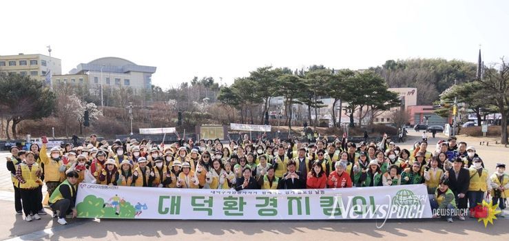 최충규 대덕구청장과 박재용 (사)대덕구자원봉사센터 이사장, 대덕구자원봉사센터 봉사자들이 14일 송촌동 동춘당공원과 송촌시장 음식문화거리 일대에서 자원봉사활동을 마친 후 기념 촬영을 하고 있다.