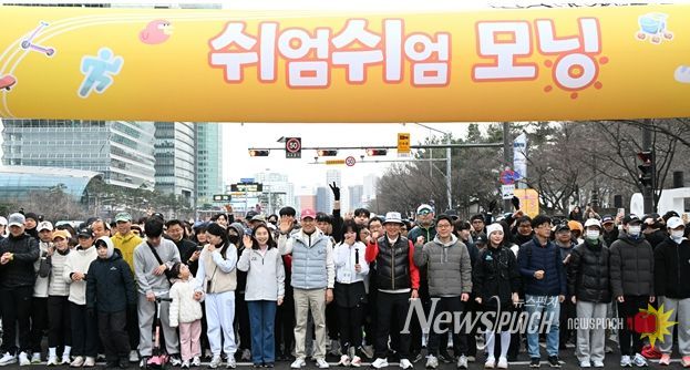 오세훈 서울시장이 14일(토), ‘쉬엄쉬엄 모닝’ 출발 전 시민들과 기념 촬영하고 있다.