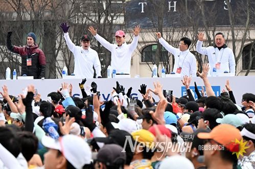 오세훈 서울시장이 15일(일) ‘2026 서울마라톤’ 참가자들을 응원하고 있다.