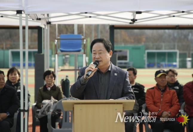 남양주시협회장기 테니스대회에서 선수들을 격려하고 있는 주광덕 시장