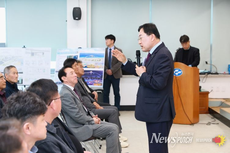주낙영 경주시장이 해양레저관광거점 조성사업 주민설명회에서 사업 추진 계획을 설명하고 있다