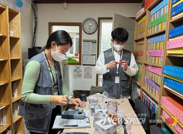 청아수 안심확인제 수질검사 장면