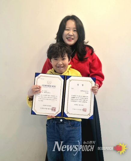 함께하는연구소 박현지 소장(뒤)과 연구소 이용 아동 이건희 군이 「제1회 경북 베리어프리 사생대회」 수상을 기념해 촬영한 모습