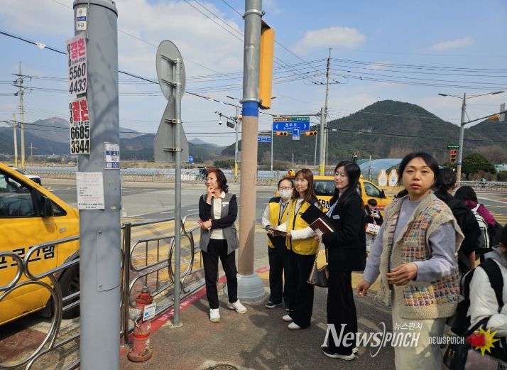 17일 창원 북면초등학교에서 경남교육청, 창원교육지원청, 녹색어머니회 경남지부 관계자들이 통학로 민관협업 현장 점검을 진행하는 모습