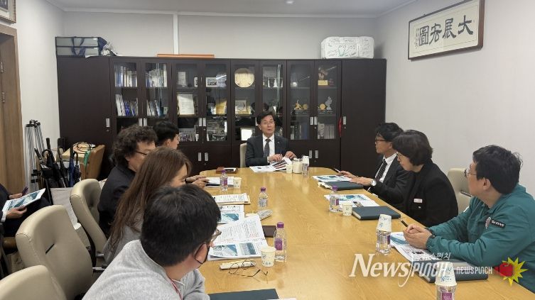 밀양시가 17일 ‘제68회 밀양아리랑대축제’의 성공적인 개최를 위한 보고회를 개최하고 관련 내용을 논의하고 있다.