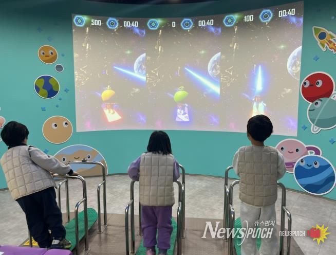 울산지역 유아들이 17일 울산과학관에서 과학 놀이를 하고있다