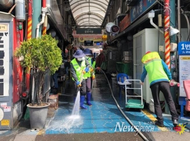 금남시장 봄맞이 물청소하는 모습