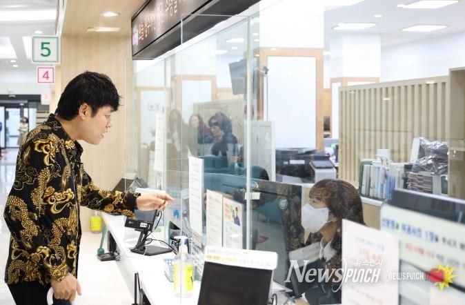 민원인이 구청 직원에게 폭언을 하고 있다.