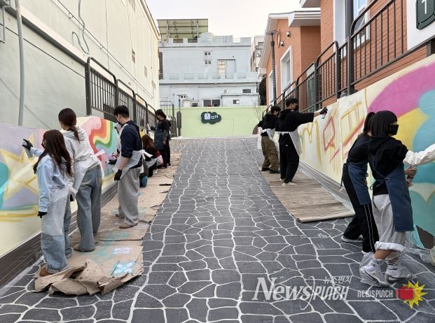 청소년 복합문화공간 틈 벽화작업