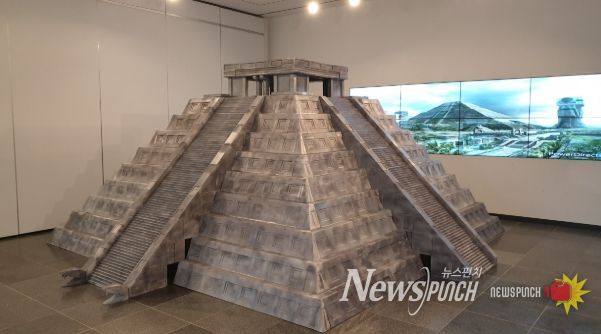 밀양아리랑우주천문대 내부 설치된 치첸이트사 엘 카스티요 피라미드 모습