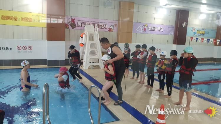 온남초 3학년 학생들이 지난해 3월 28일 울주남부청소년수련관 수영장에서 생존수영을 배우고 있다.