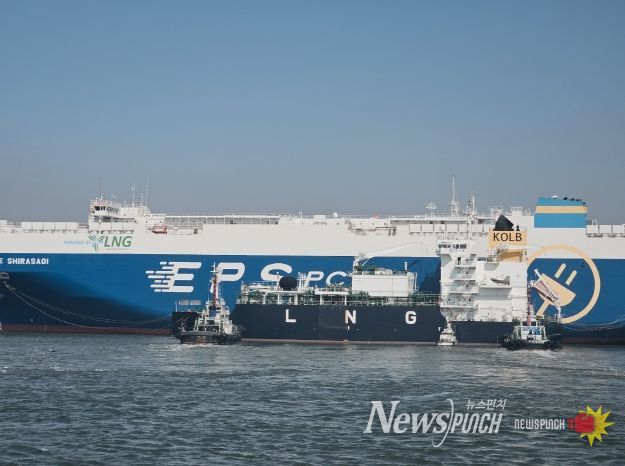 LNG 급유를 위해 정박 중인 급유선