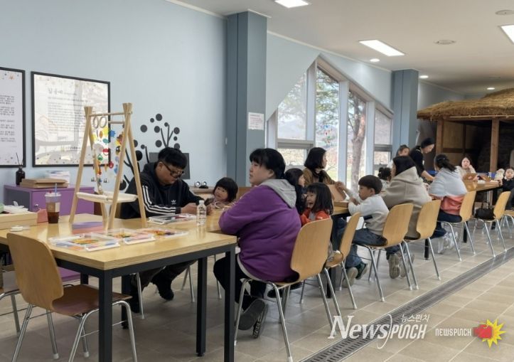 3월 진행한 ‘아크릴 썬캐처 만들기’ 수업 중인 모습.