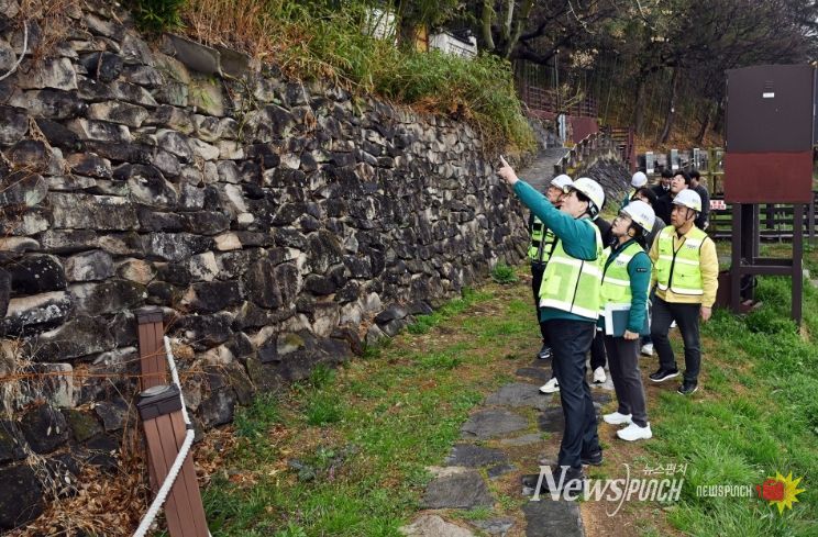 안병구 밀양시장이 해빙기를 맞아 18일 영남루 하부 사면의 관리 상태를 점검하고 있다.