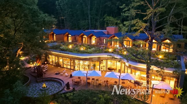 야간에 바라본 수락 휴 본관의 전경.