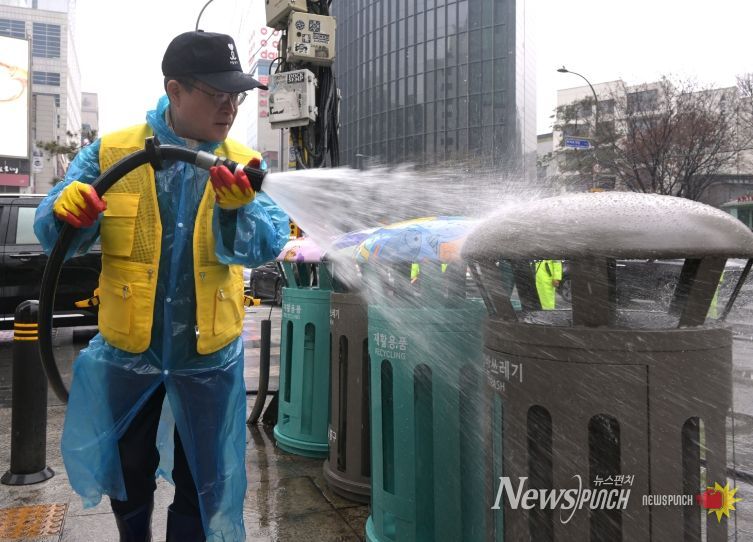 명동 거리 청소