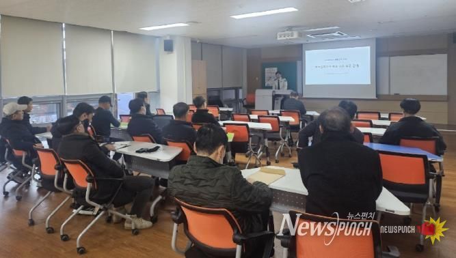 국가유산 안전경비원이 국가유산 보호와 재난 예방을 위한 교육을 받고 있다